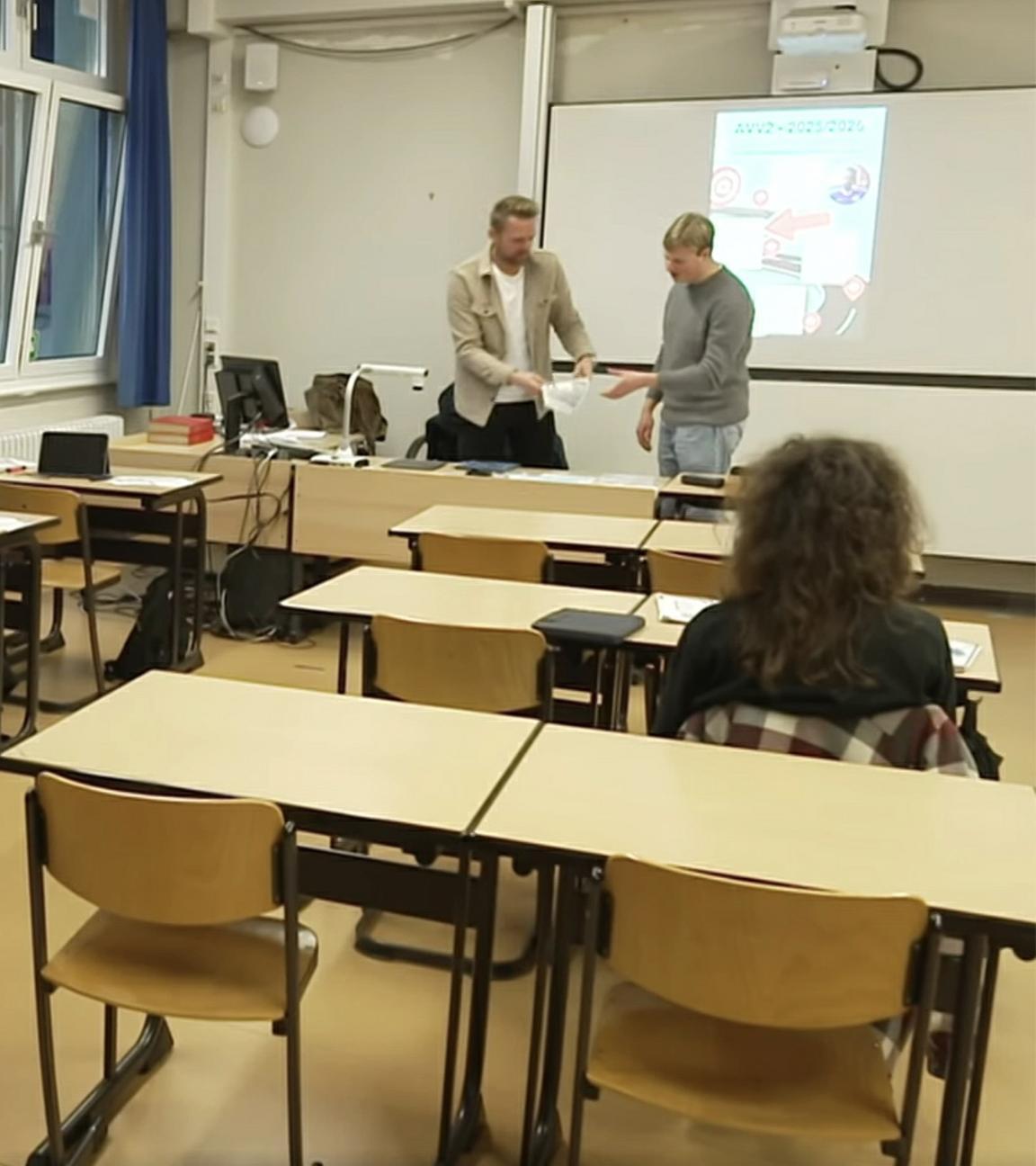 Lehramtstudent in einem Klassenzimmer