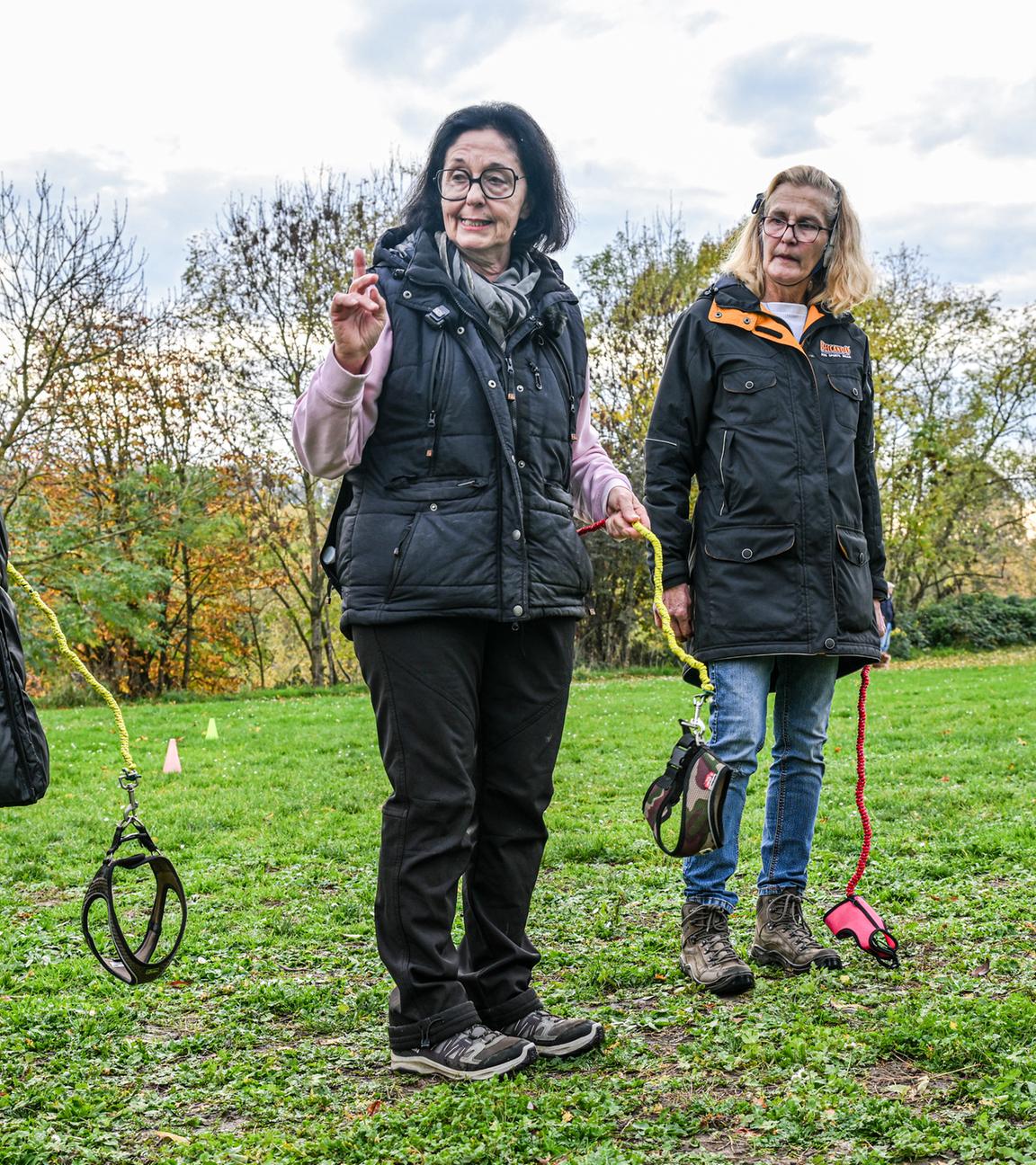 Hundetrainerin Barbara Gerlinger (M) hält eine Hundeleine in der Hand und erklärt Teilnehmern des Kurses das Hobby-Dogging, aufgenommen am 31.10.2025