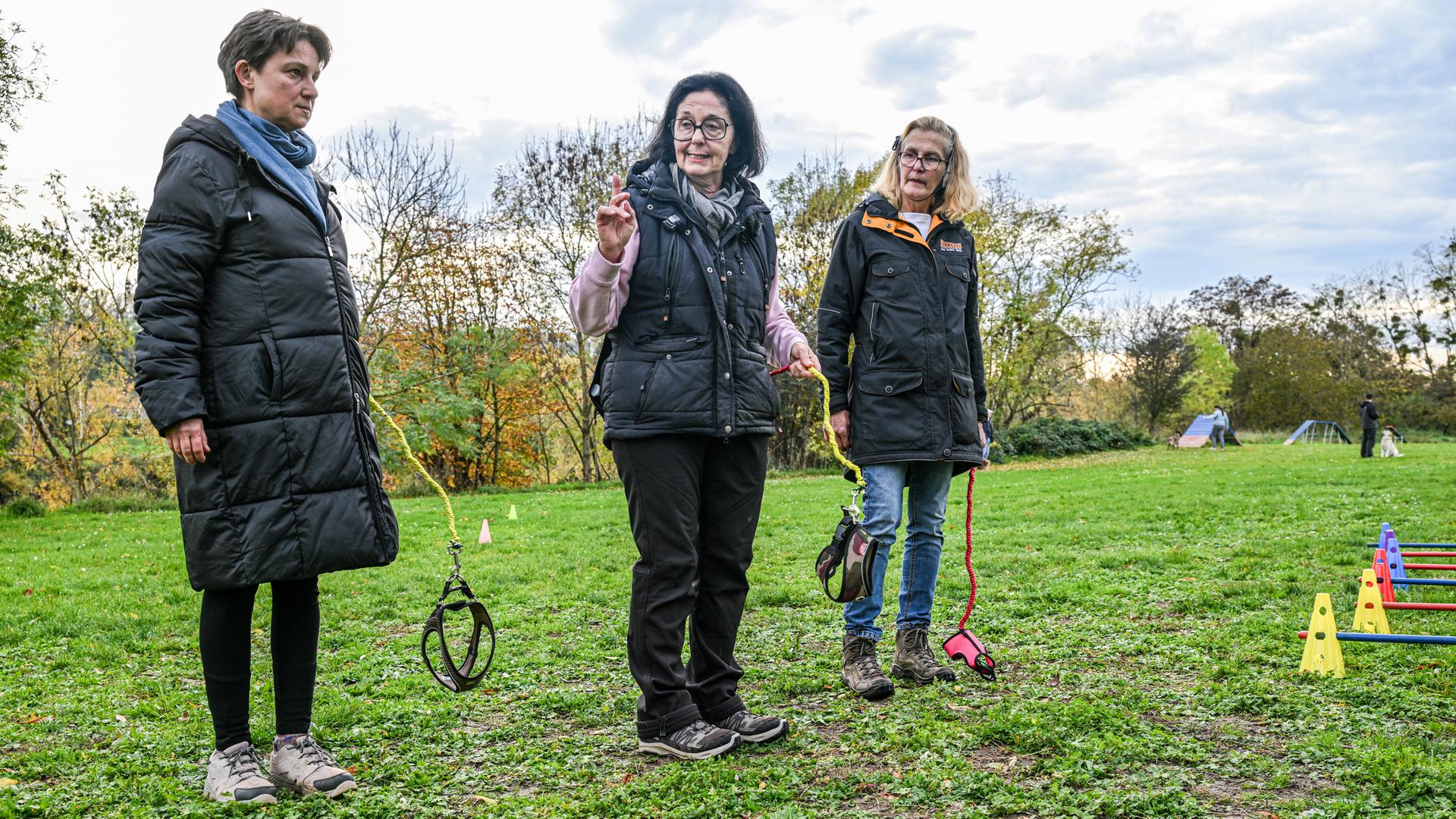 Hundetrainerin Barbara Gerlinger (M) hält eine Hundeleine in der Hand und erklärt Teilnehmern des Kurses das Hobby-Dogging, aufgenommen am 31.10.2025