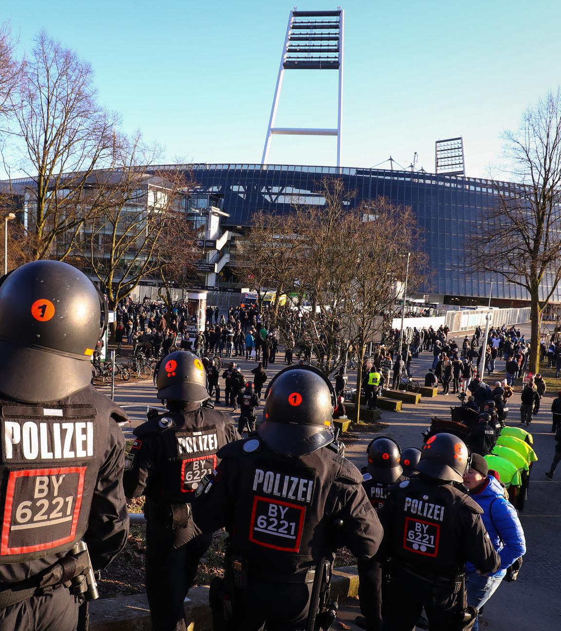 Polizeikräfte vor dem Bremer Weserstadion bei einem Hochsicherheitsspiel gegen den Hamburger SV.
