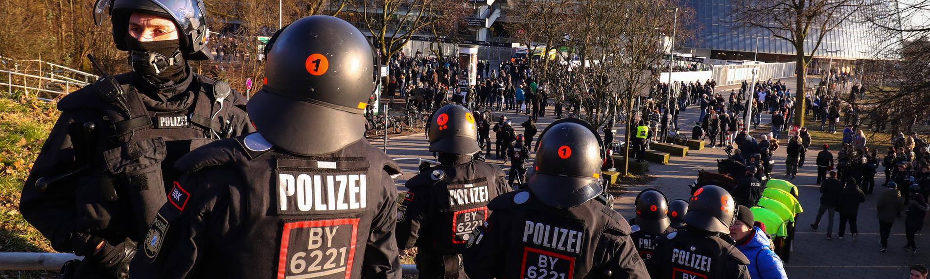 Polizeikräfte vor dem Bremer Weserstadion bei einem Hochsicherheitsspiel gegen den Hamburger SV.