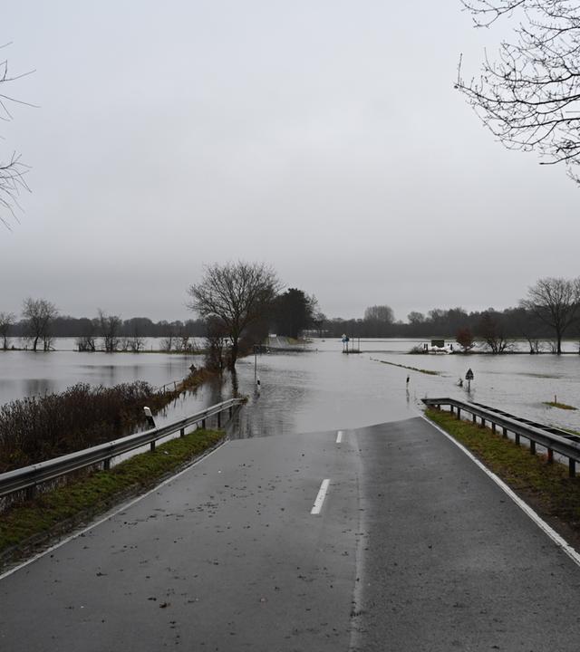 Blick auf das Hochwassergebiet, nachdem der Fluss Ems über die Ufer getreten ist steht das Wasser auf vielen flachen im Landkreis Emsland.