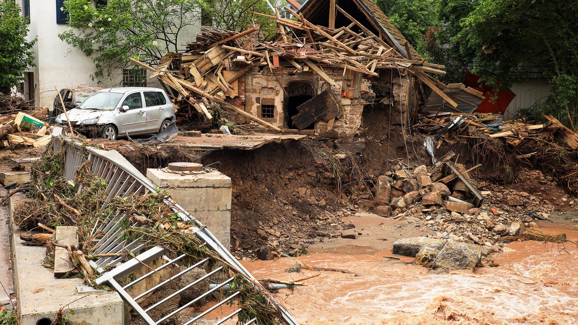 Baden-Württemberg, Rudersberg: Blick auf ein durch Hochwasser zerstörtes Gebäude.