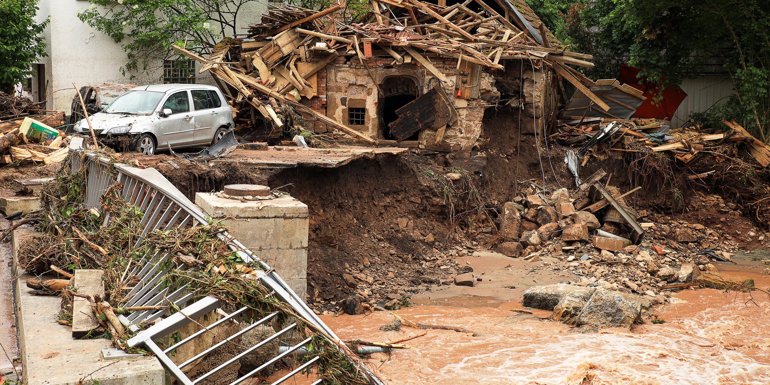 Baden-Württemberg, Rudersberg: Blick auf ein durch Hochwasser zerstörtes Gebäude.