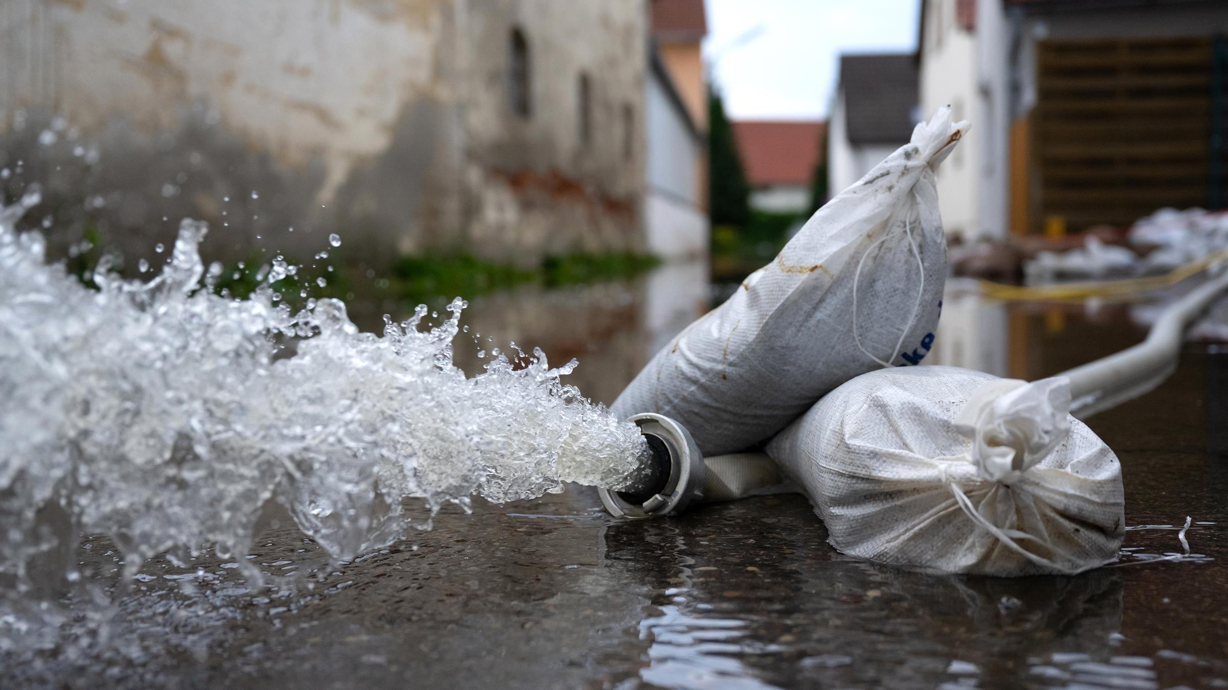 Anwohner pumpen das Wasser aus ihren Wohnungen