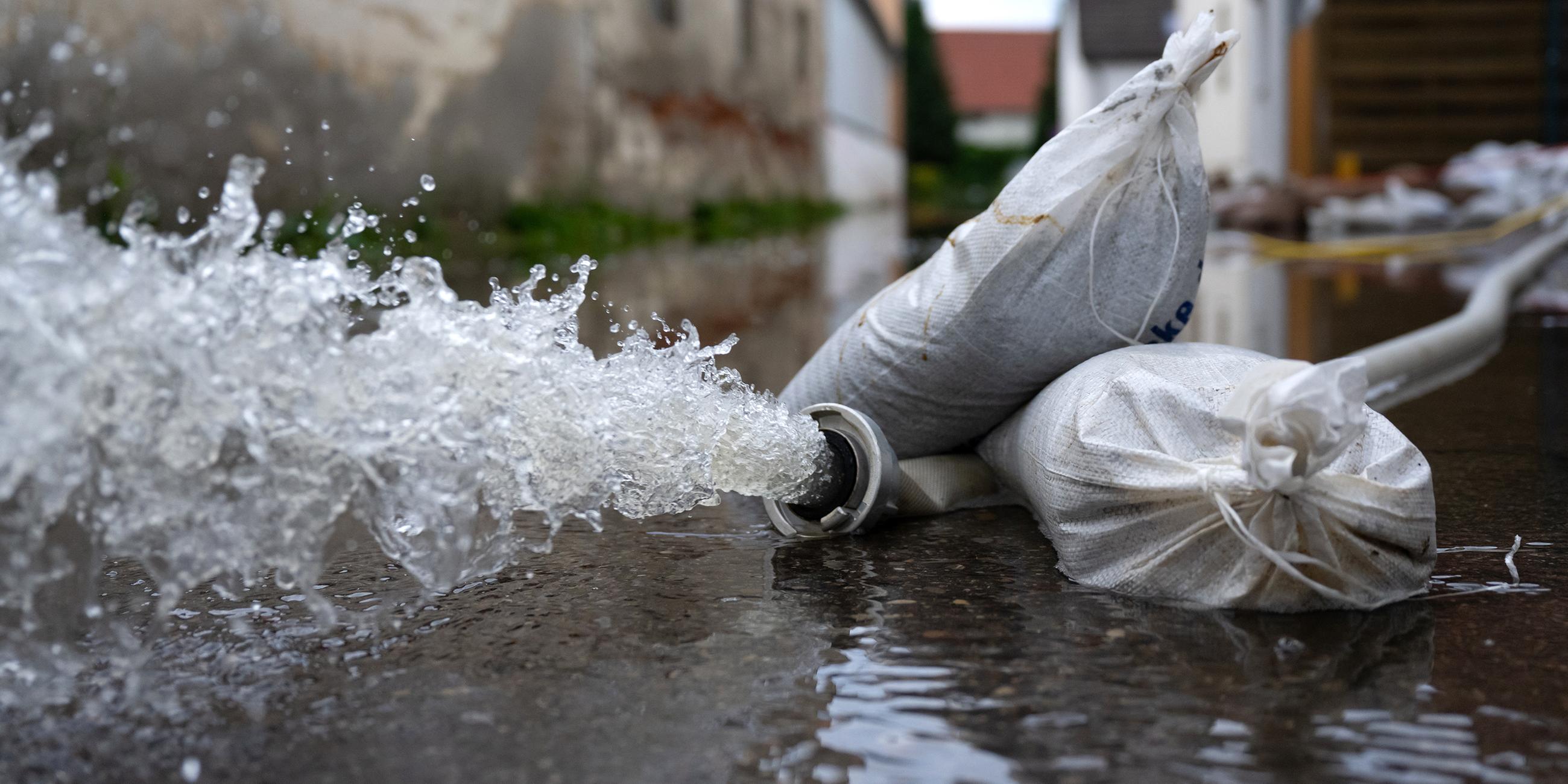 Anwohner pumpen das Wasser aus ihren Wohnungen