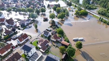 Bayern, Reichertshofen: Teile von Reichertshofen sind vom Wasser überflutet. 