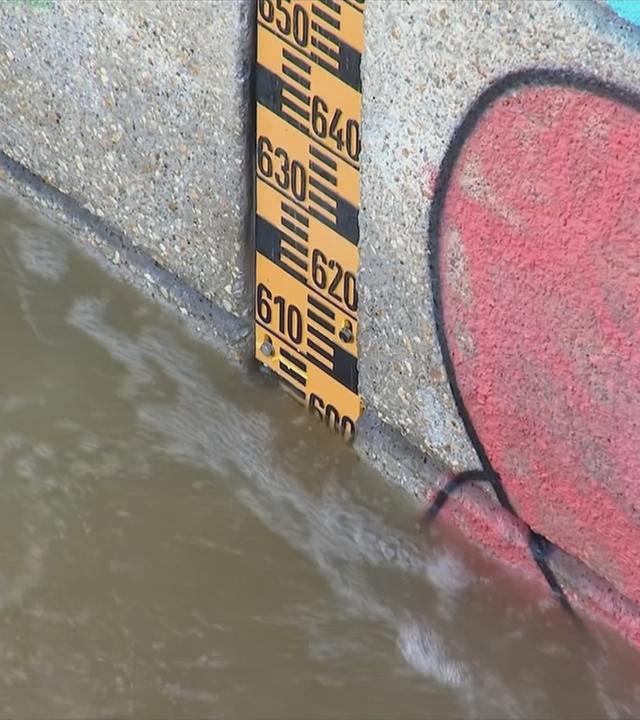 Hochwasser-Messlatte in der Donau