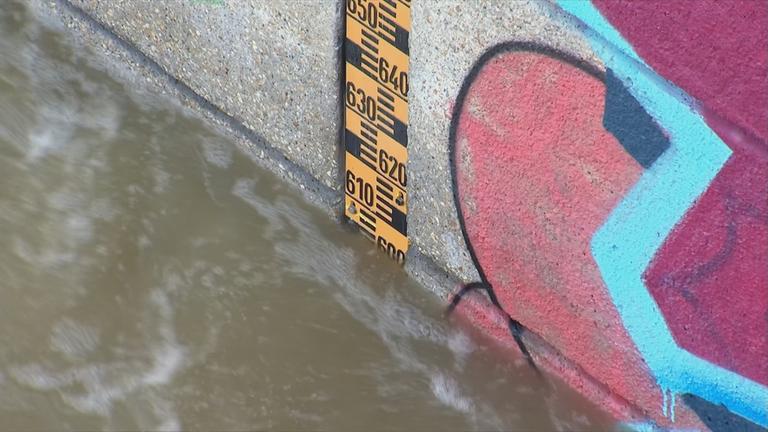 Hochwasser-Messlatte in der Donau