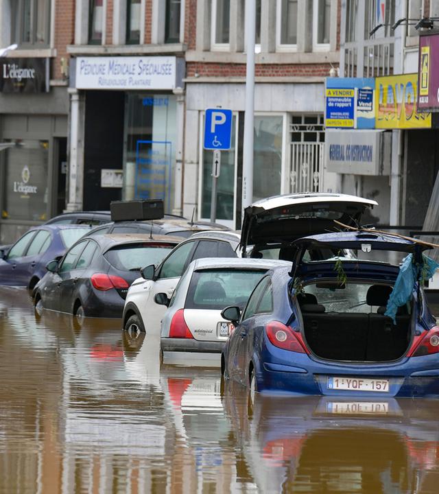 Hochwasser in Belgien - Lüttich -  Autos stehen in einer überschwemmten Straße