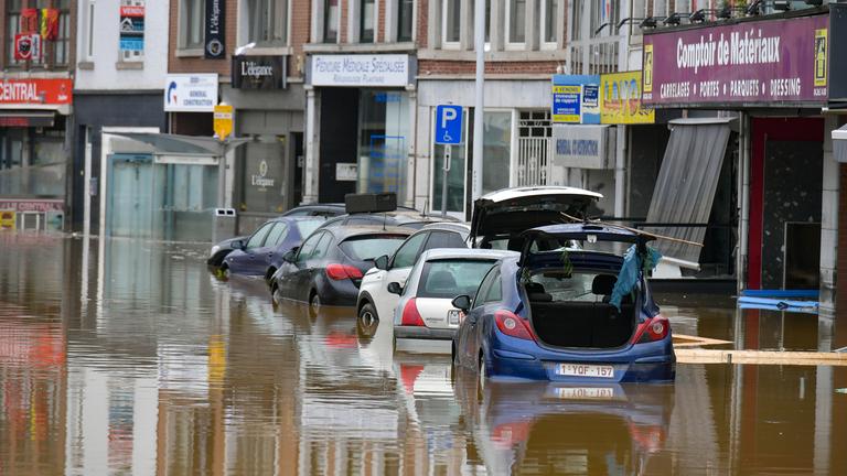 Hochwasser in Belgien - Lüttich -  Autos stehen in einer überschwemmten Straße
