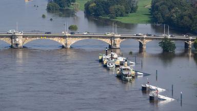 Die Anleger für die Schiffe der Sächsischen Dampfschifffahrt sind vom Hochwasser der Elbe umspült