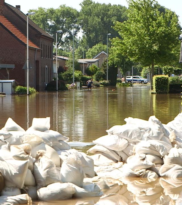 Sandsäcke gegen Wassermassen in einem Ort 