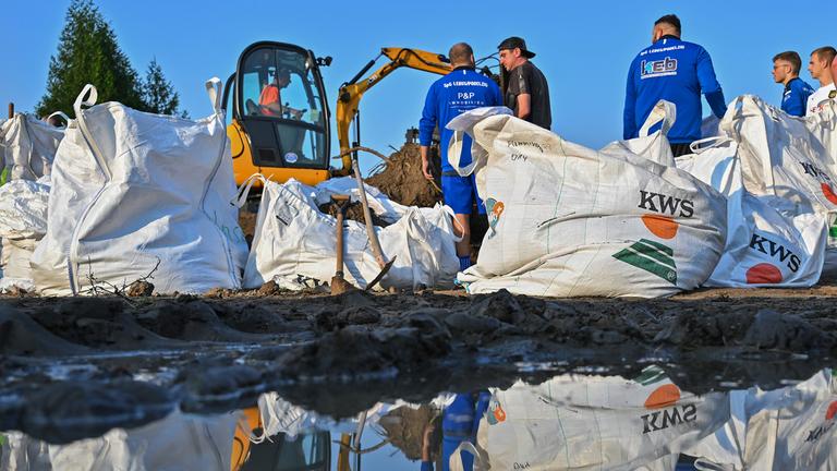 Einwohner von Lebus, einer Kleinstadt etwa zehn Kilometer nördlich von Frankfurt (Oder), befüllen Sandsäcke gegen das drohende Hochwasser vom deutsch-polnischen Grenzfluss Oder
