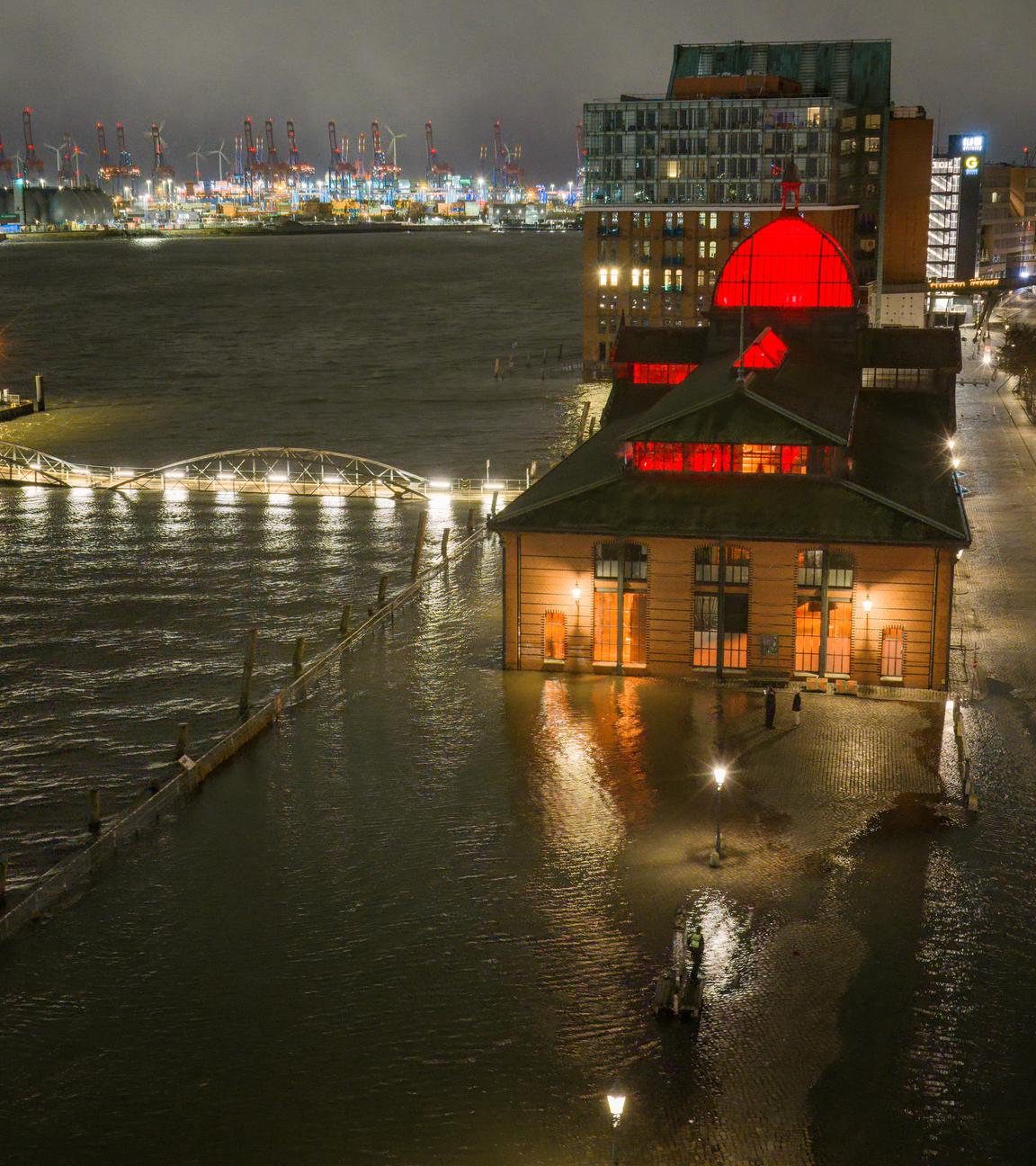 Das Wasser der Elbe drückt am 02. Januar 2026 bei Hochwasser und einer Sturmflut auf den Hamburger Fischmarkt