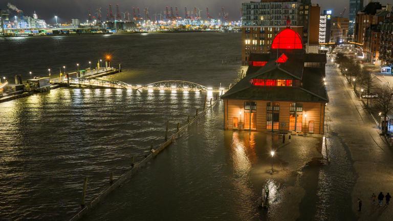 Das Wasser der Elbe drückt am 02. Januar 2026 bei Hochwasser und einer Sturmflut auf den Hamburger Fischmarkt
