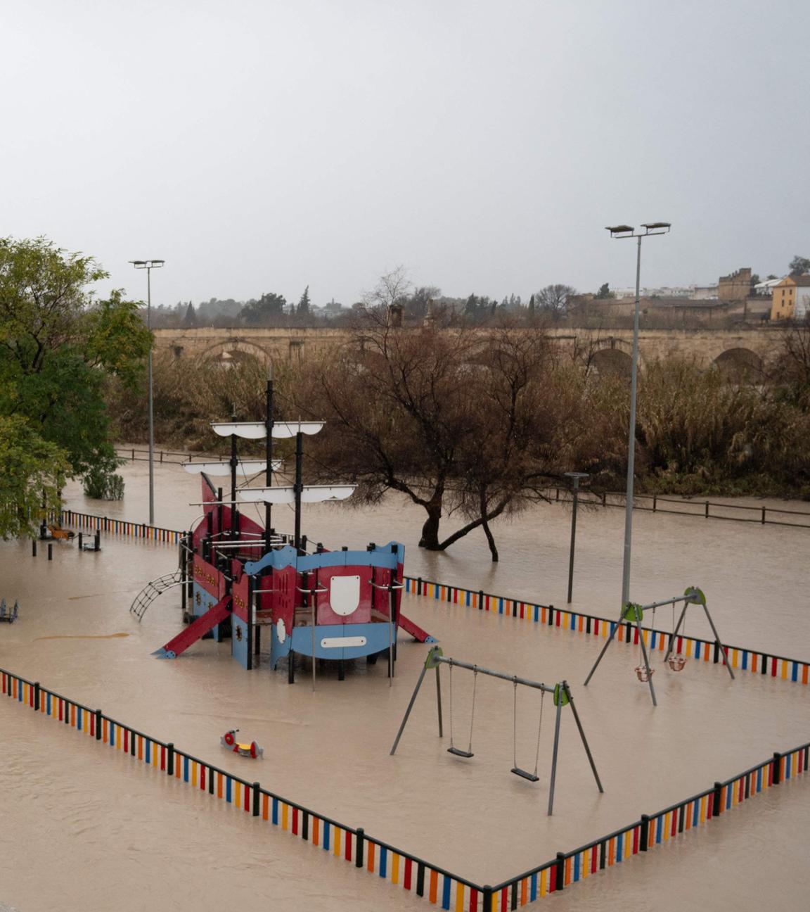 Ein überfluteter Kinderspielplatz in der Nähe des Flusses Guadalquivir in Córdoba am 07.02.2026. 