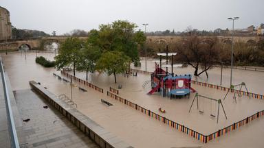 Ein überfluteter Kinderspielplatz in der Nähe des Flusses Guadalquivir in Córdoba am 07.02.2026. 
