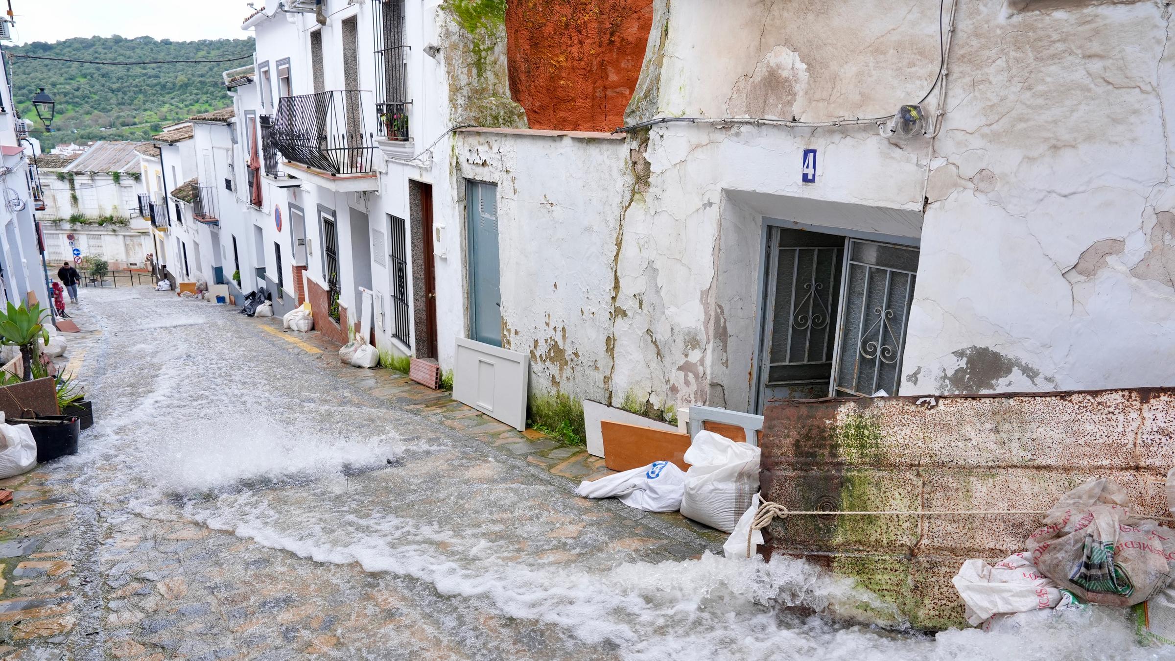 Eine überflutete Straße im Dorf Ubrique in Cádiz, Südwestspanien, am 08.02.2026. 