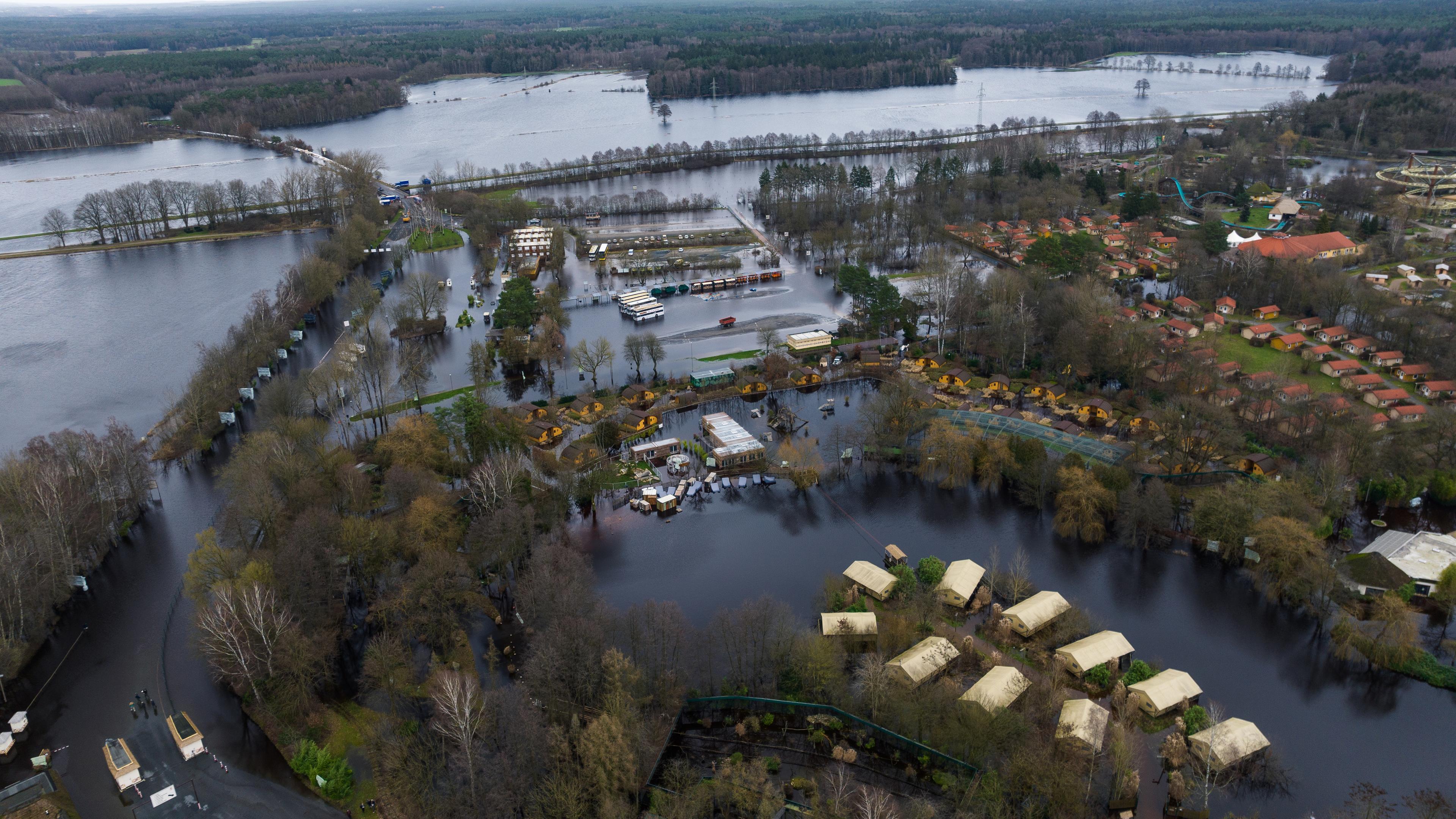 Niedersachsen, Hodenhagen: Flächen vom Serengeti-Park sind teilweise von Wasser überflutet (Aufnahme mit einer Drohne).