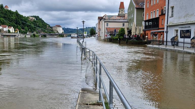 Eine Uferstraße ist vom Hochwasser überschwemmt