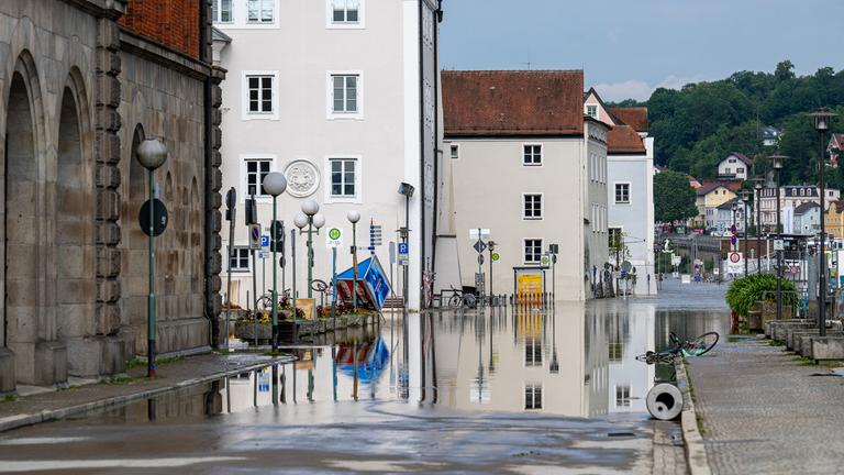 Hochwasser der Donau hat eine Uferstraße in Passau überschwemmt