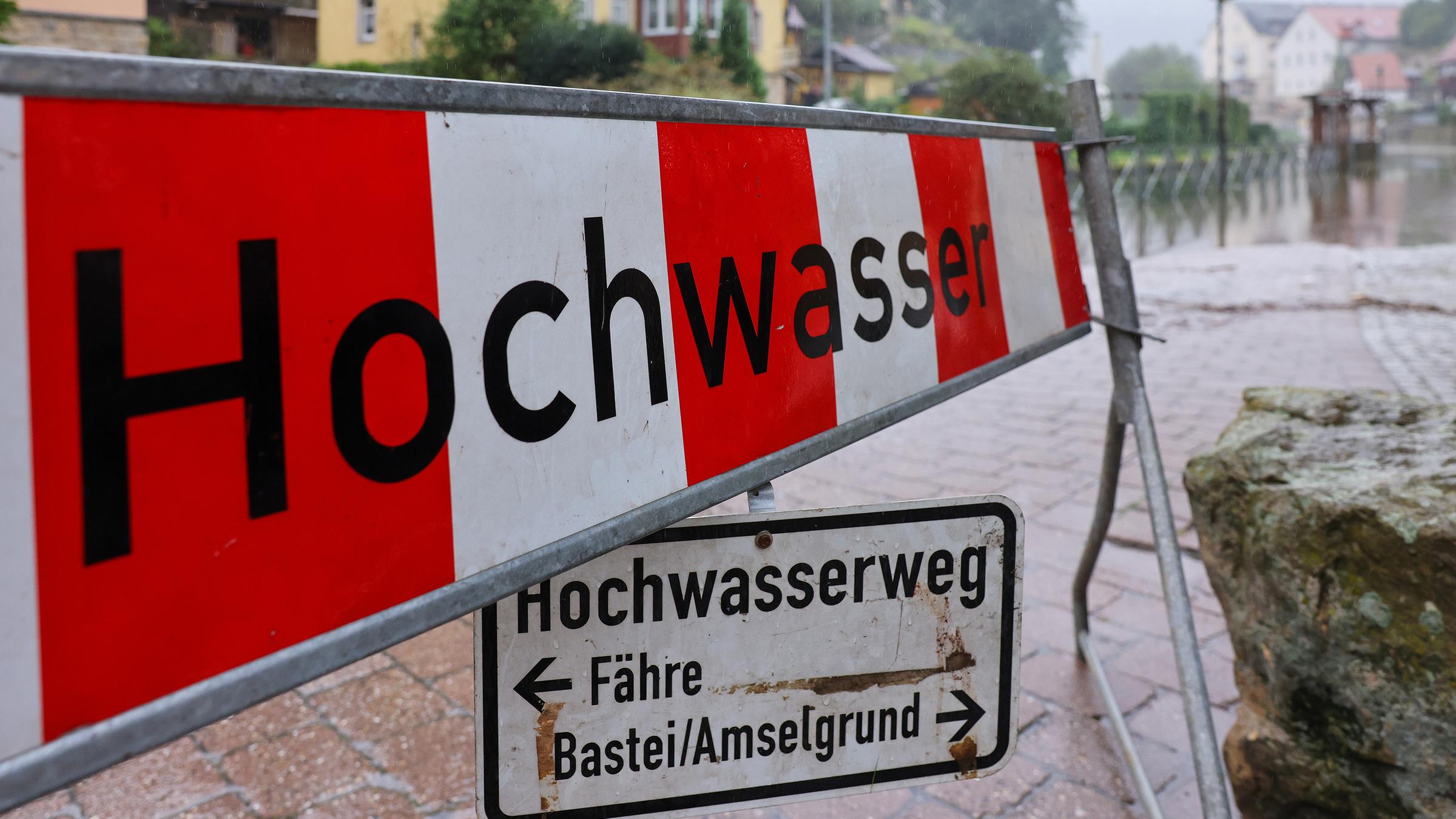 "Hochwasserweg" steht auf einem Schild, unweit des Hochwassers an der Elbe.