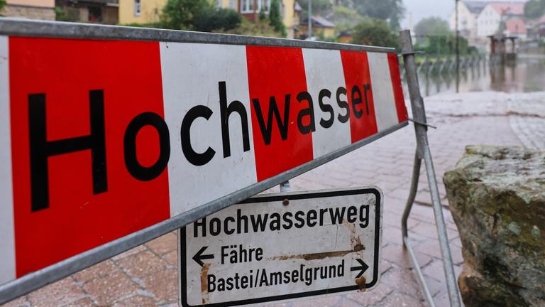"Hochwasserweg" steht auf einem Schild, unweit des Hochwassers an der Elbe.