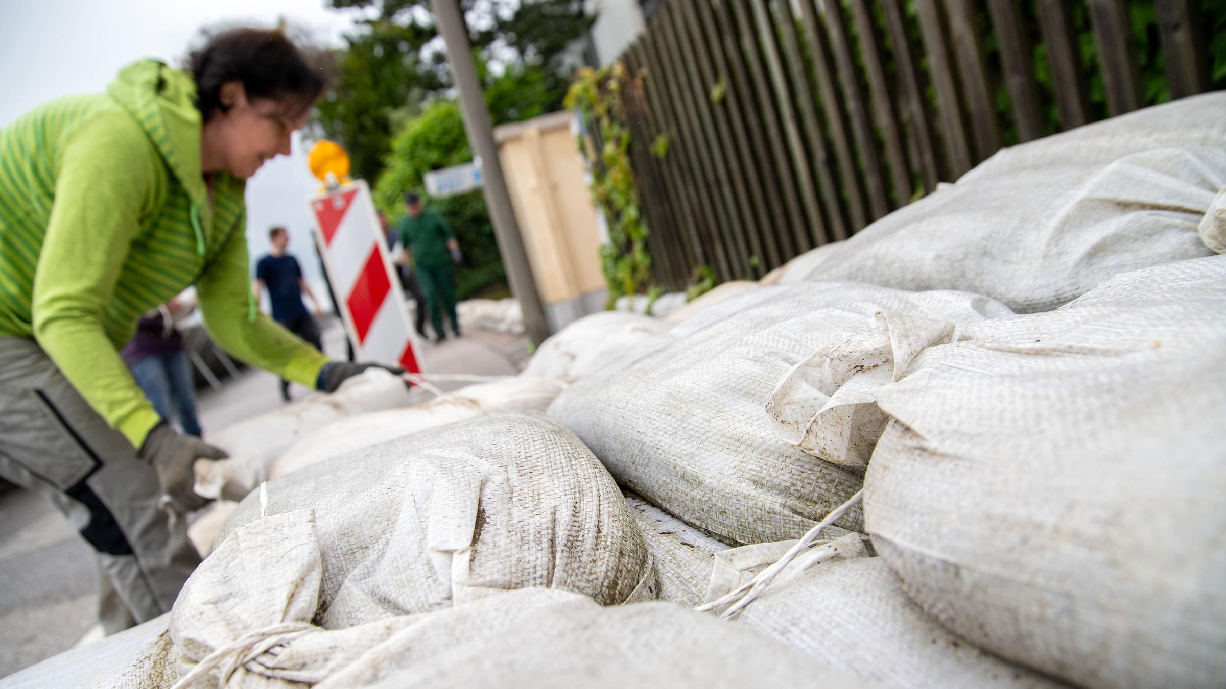 Anwohner am Ufer der Donau in Regensburg schichten Sandsäcke