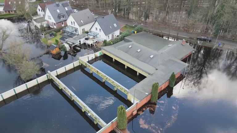 Auf dem Bild sieht man die Hochwasserlage von oben.