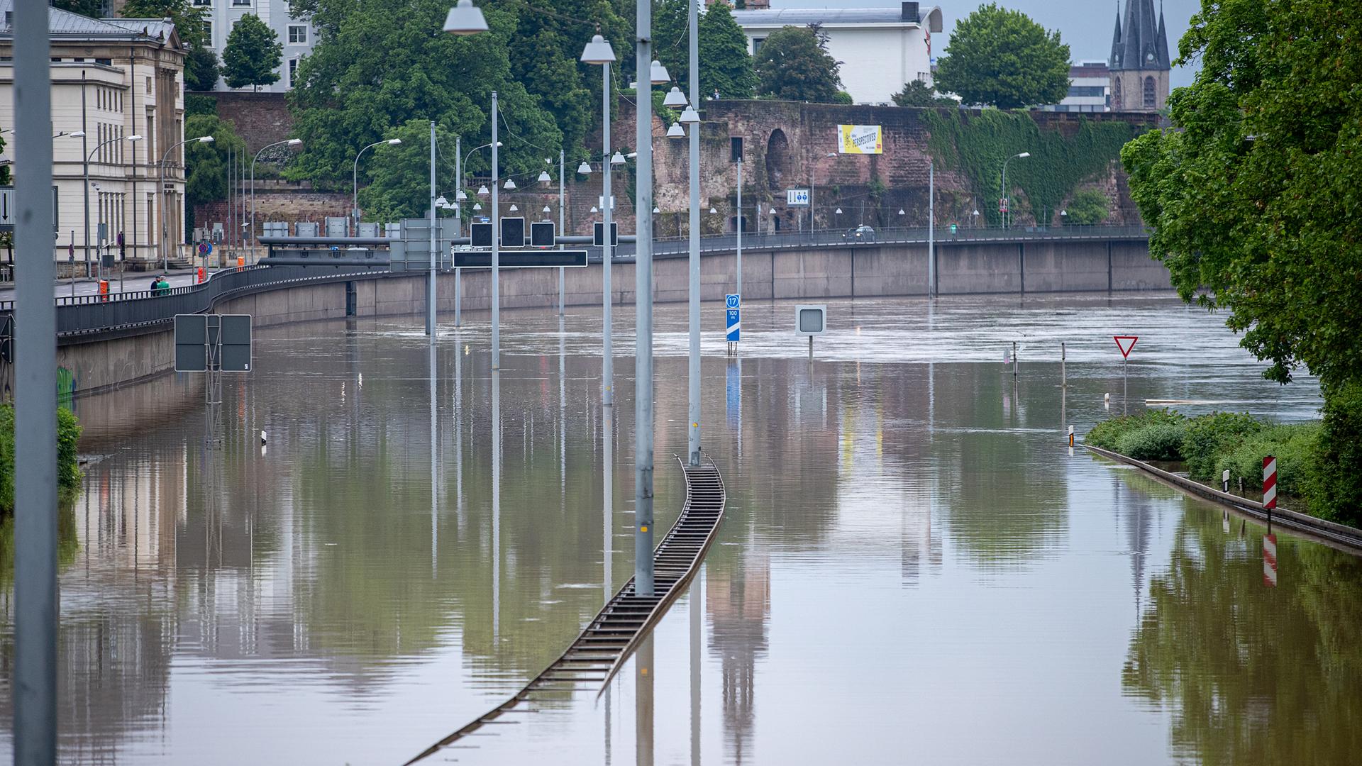 Die Stadtautobahn A620 im Saarland steht unter Wasser.