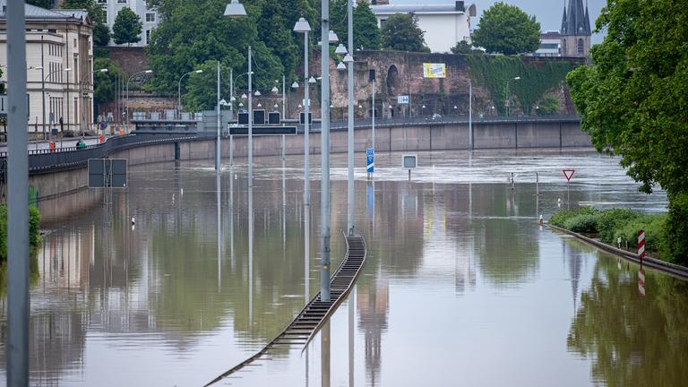 Die Stadtautobahn A620 im Saarland steht unter Wasser.