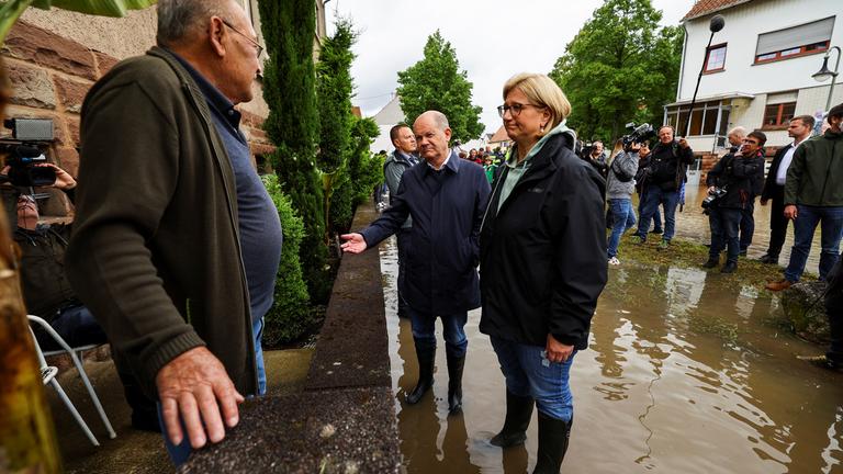 Bundeskanzler Olaf Scholz und die saarländische Ministerpräsidentin Anke Rehlinger besuchen am 18. Mai 2024 in Kleinblittersdorf bei Saarbrücken ein überschwemmtes Gebiet