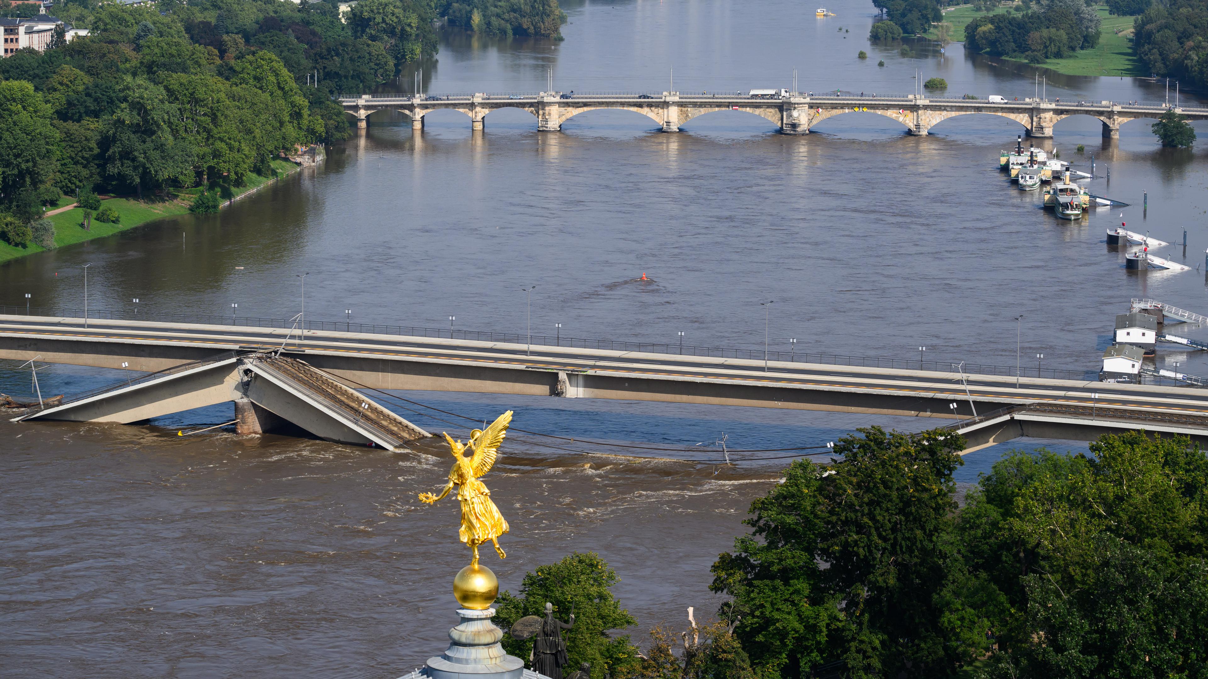 Das Hochwasser in der Elbe fließt an der teilweise eingestürzten Carolabrücke entlang