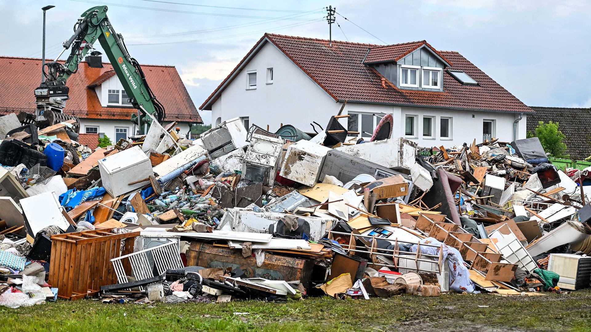 Gegenstände aus den vollgelaufenen Keller und Wohnungen nach dem Hochwasser im Unterallgäu