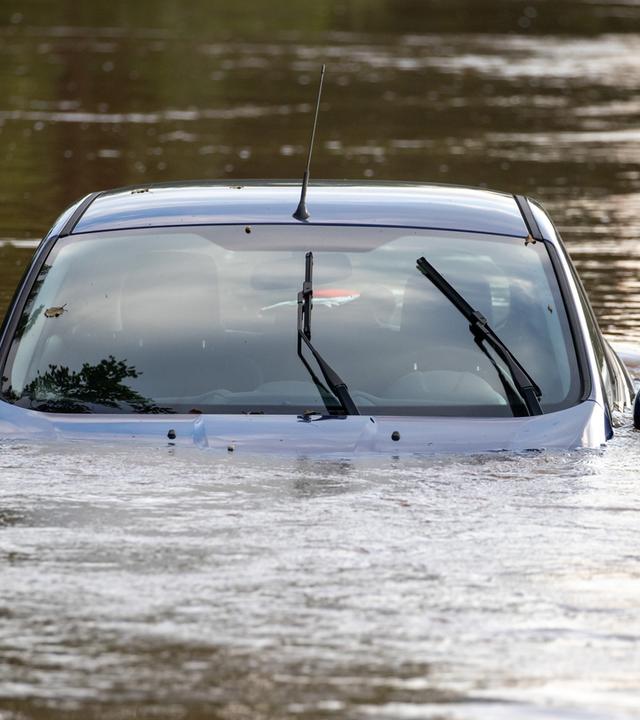 Ein Auto von Hochwasser umgeben 
