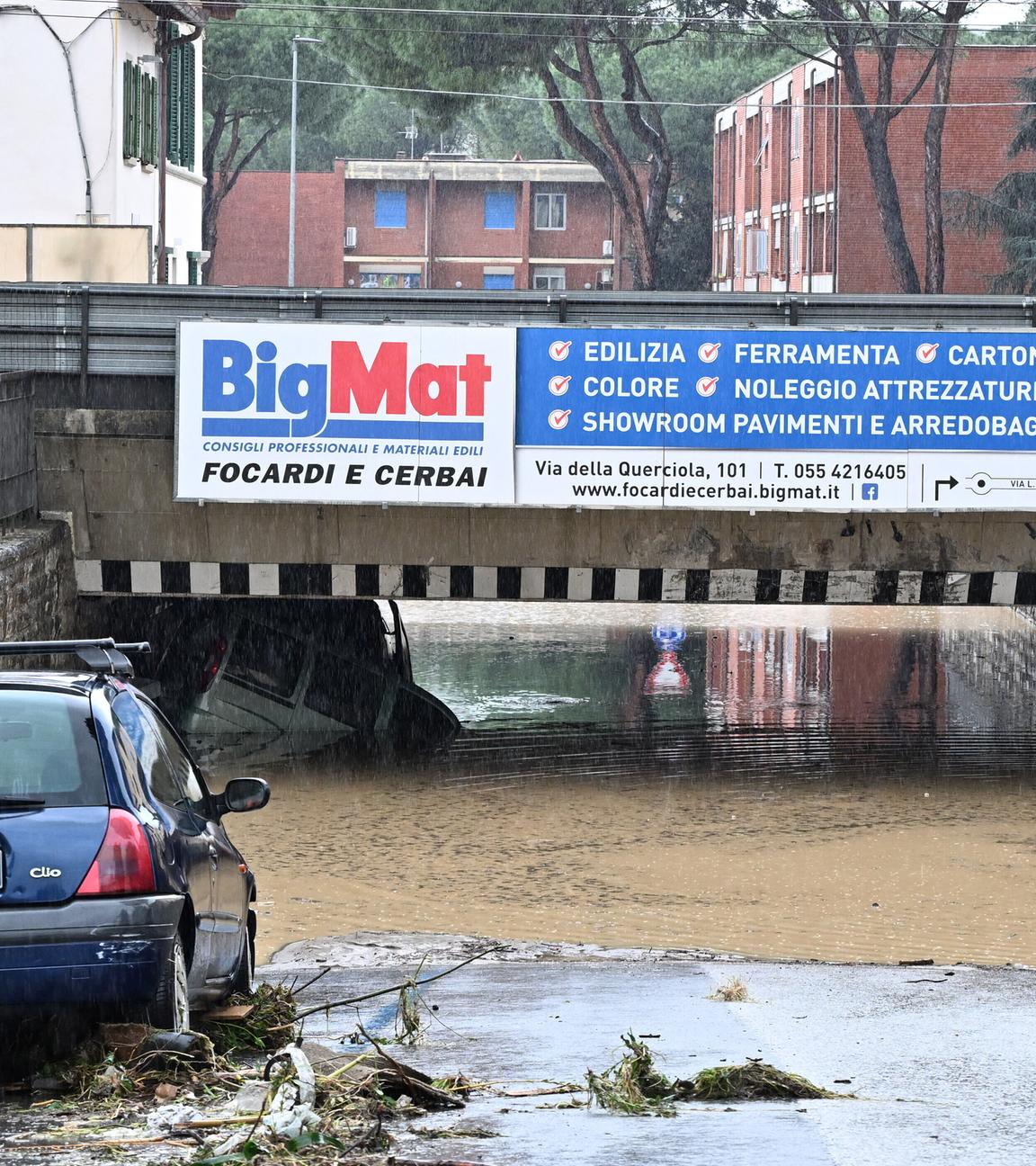 14.03.2025: Das tägliche Leben wird durch starke Regenfälle in Florenz, Italien beeinträchtigt.