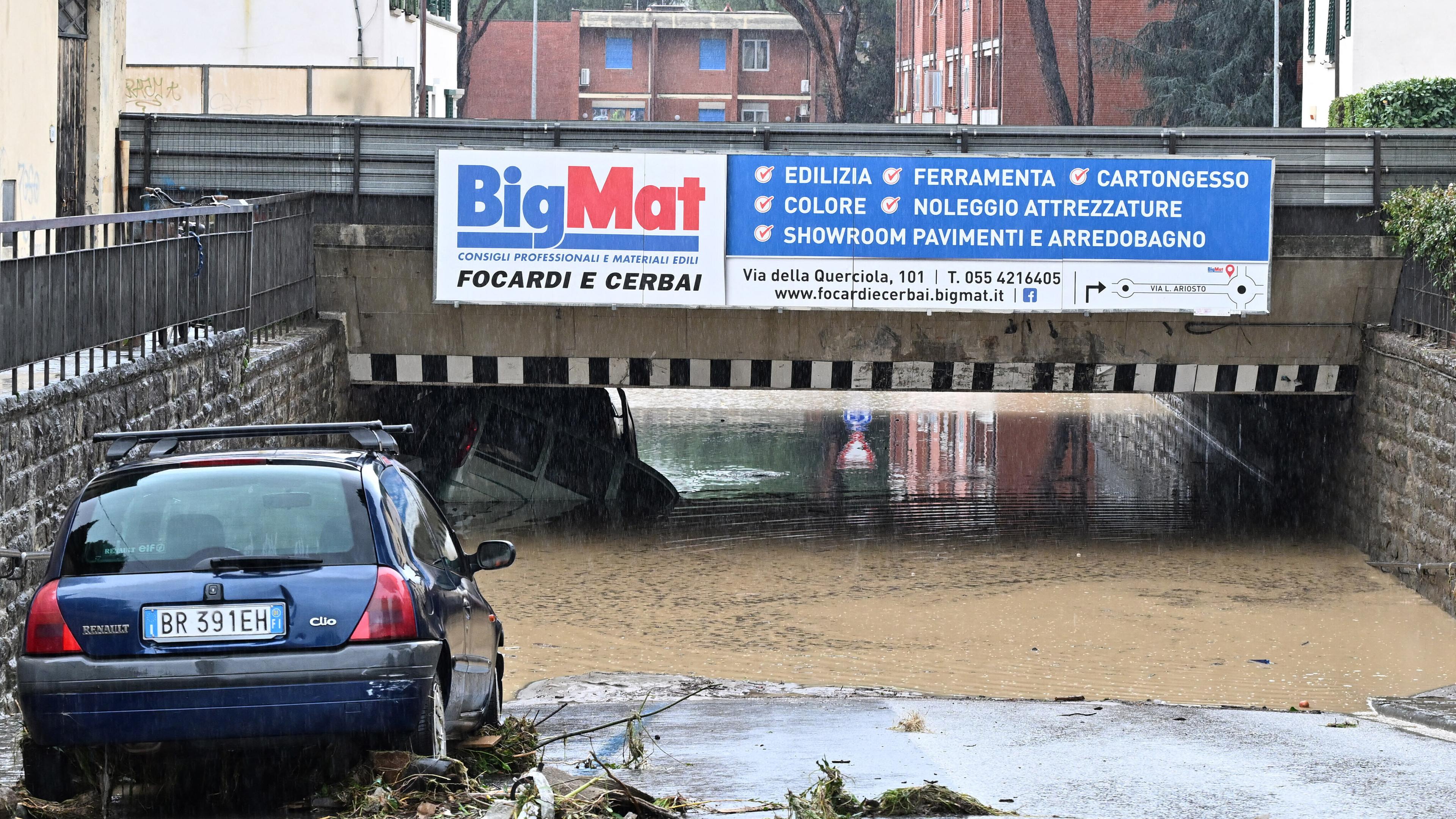 14.03.2025: Das tägliche Leben wird durch starke Regenfälle in Florenz, Italien beeinträchtigt.