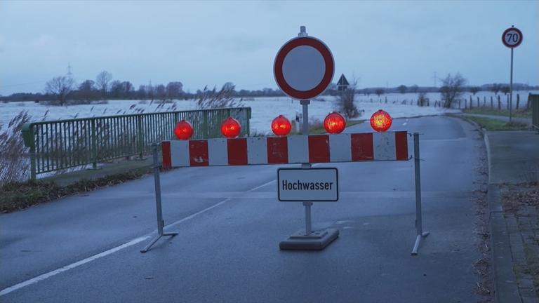 Auf dem Bild sieht man eine Begrenzung einer Straße auf Grund des Hochwassers.