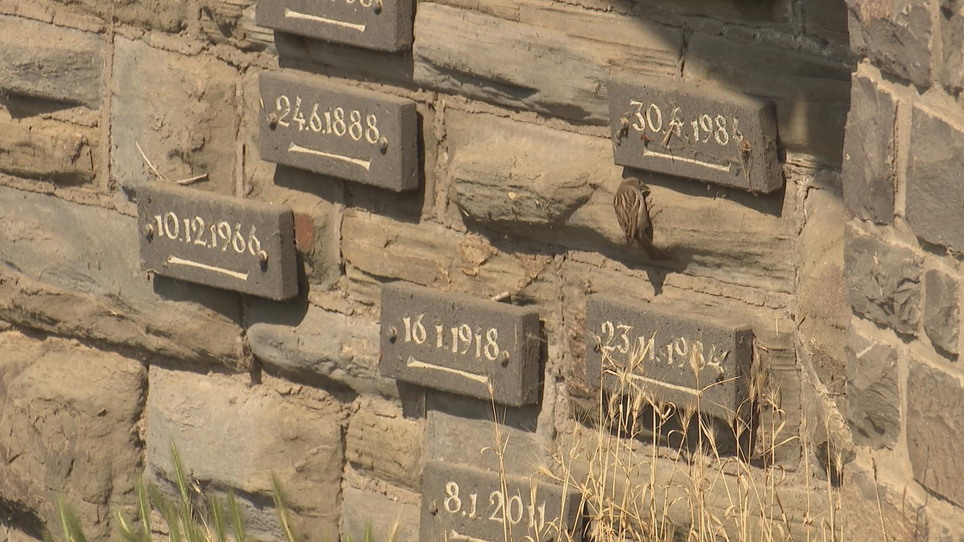 Markierungen von Hochwasserständen