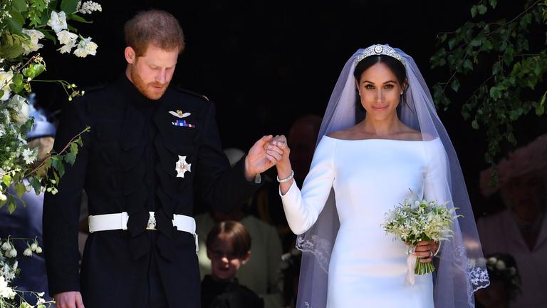 Harry und Meghan verlassen nach ihrer kirchlichen Trauung die Kirche.