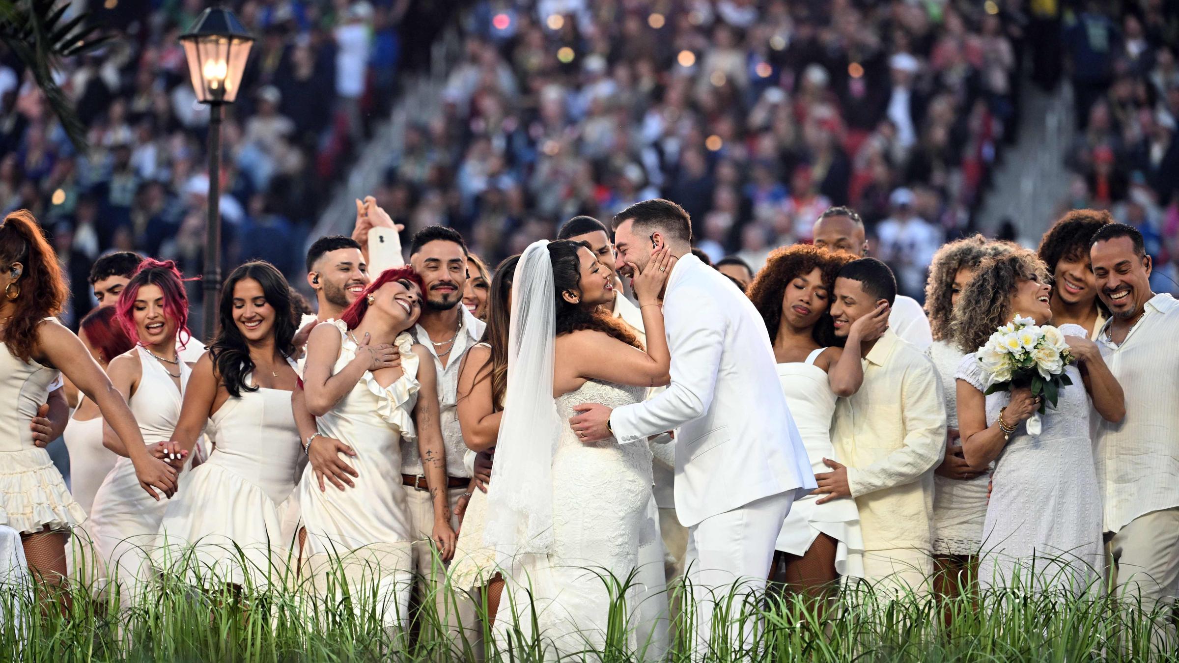 Darsteller inszenieren eine Hochzeit während des Auftritts des puertoricanischen Sängers Bad Bunny bei der Apple Music Halftime Show im Levi's Stadium in Santa Clara, Kalifornien, am 08.02.2026 anlässlich des Super Bowl LX zwischen den Patriots und den Seahawks. 