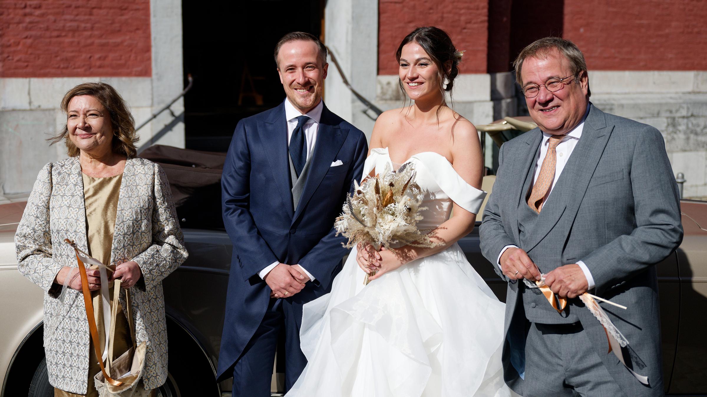 04.10.2025, Nordrhein-Westfalen, Aachen: Susanne Laschet (l-r), Influencer und Politiker-Sohn Joe Laschet, Andrea Laschet und der Politiker Armin Laschet stehen nach ihrer kirchlichen Trauung vor der Kirche St. Michael in Aachen. 