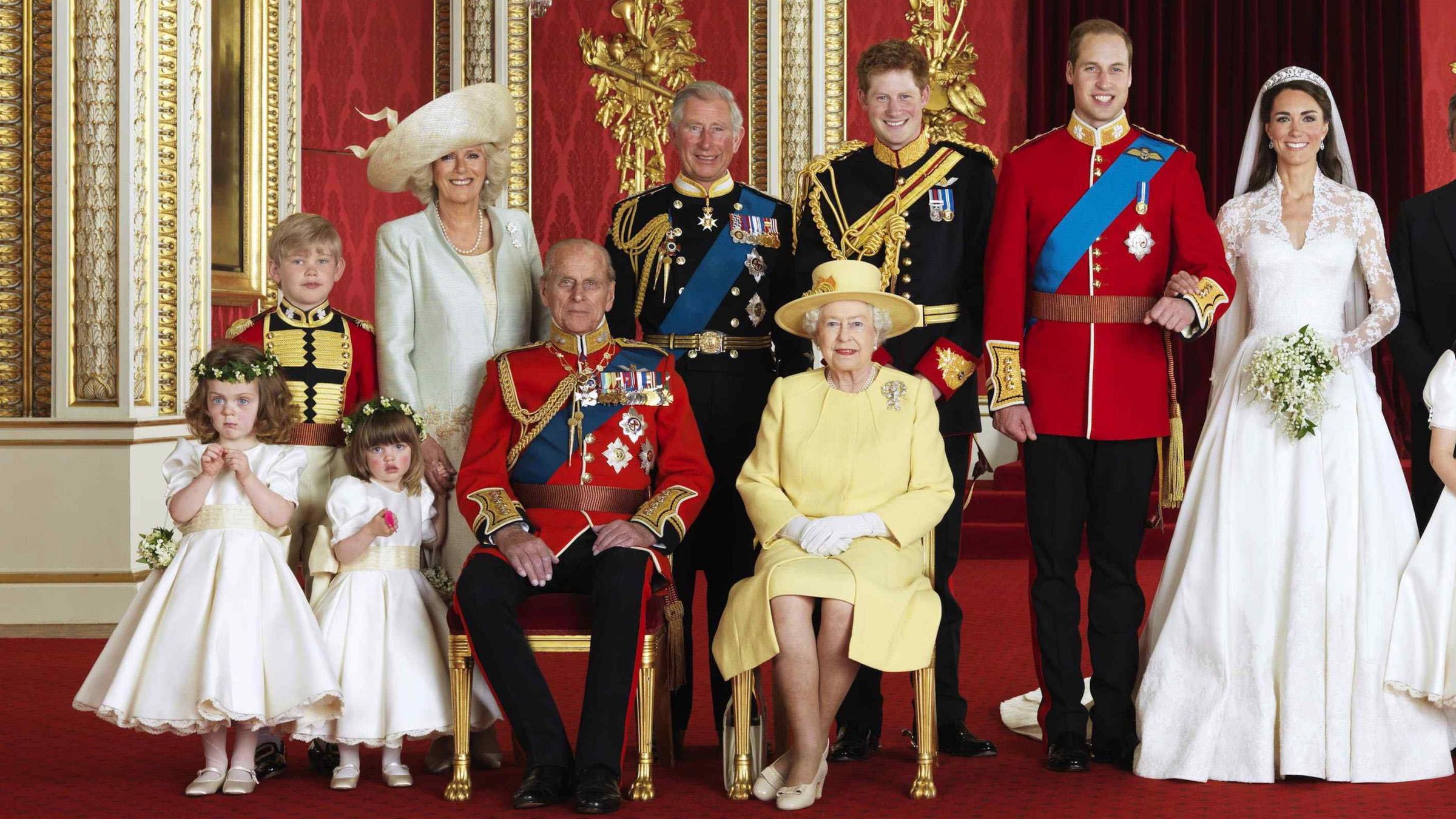 offizielles familienfoto anlaesslich der hochzeit von prinz william mit kate middleton 2011