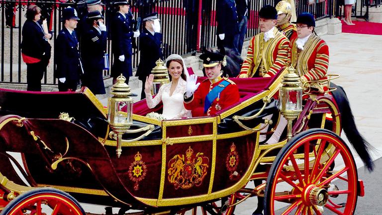 Prinz William und Kate fahren am 29. April 2011 nach ihrer Hochzeit in der State-Landau-Kutsche von der Westminster Abtei zum Buckingham Palast.