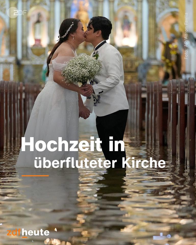 Ein Brautpaar küsst sich in einer überfluteten Kirche.