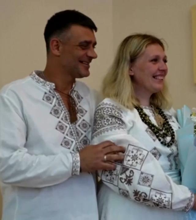 Obwohl einen Abend vorher ihre Wohnung durch einen Anschlag teilweise zerstört wurde, heiratet das ukrainische Paar am nächsten Tag.