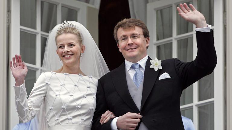 Prinzessin Mabel und Prinz Johan Friso (r.) winken am 24. April 2004 den Gästen vom Balkon des Noordeinde Palace zu.