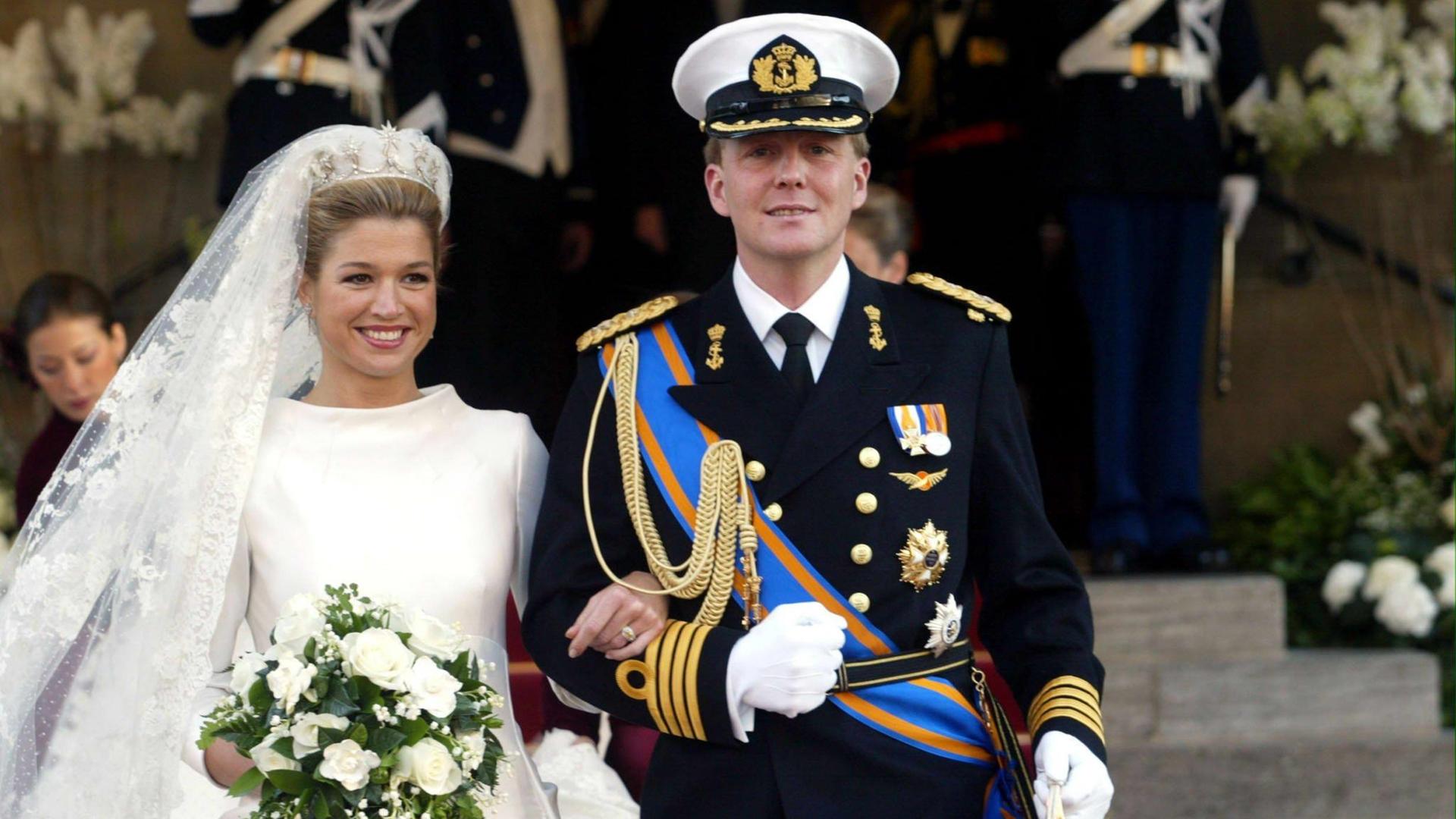 Willem Alexander und Maxima verlassen am 2. Februar 2002, dem Tag ihrer Hochzeit, gemeinsam den königlichen Palast in Amsterdam.