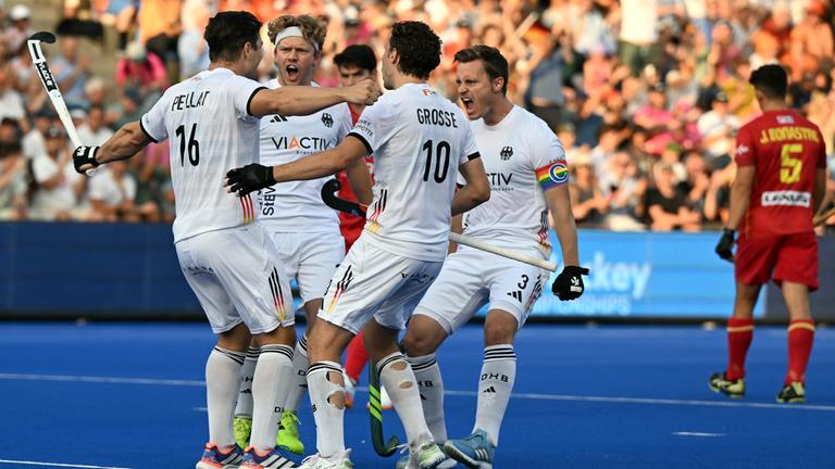 Die deutschen Hockey-Männer jubeln über den Halbfinalsieg gegen Spanien